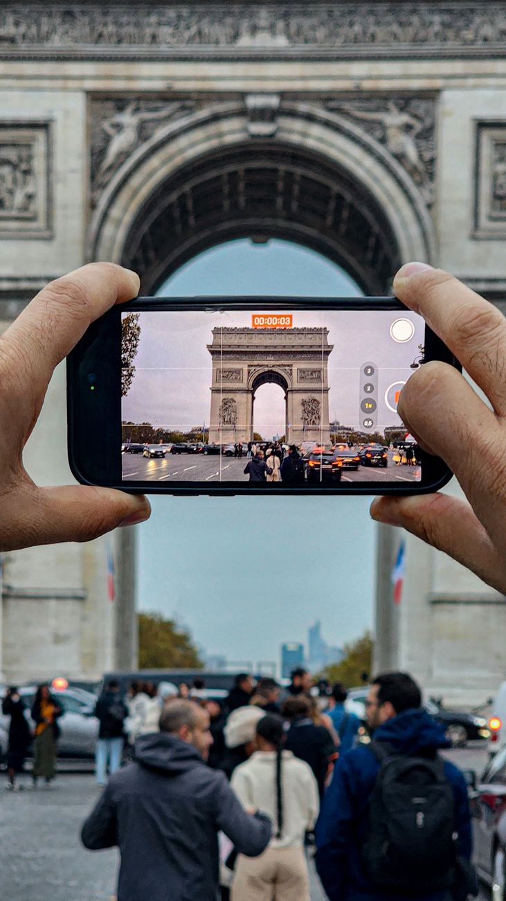 Caméra orientée vers les monuments parisiens