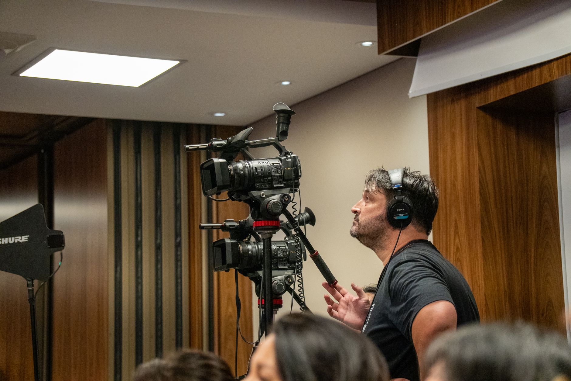 Équipe de tournage en reportage devant le Louvre à Paris