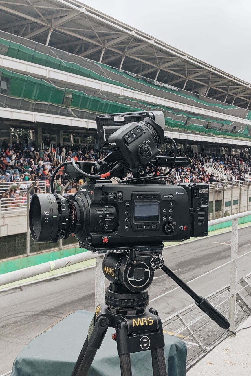 Équipe de tournage opérant du matériel de diffusion en direct